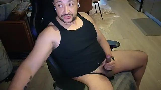 Snapshot of HungandThickLatin chatting on November 20, 2025, 12:33 am HungandThickLatin online show from November 20, 2025, 12:33 am