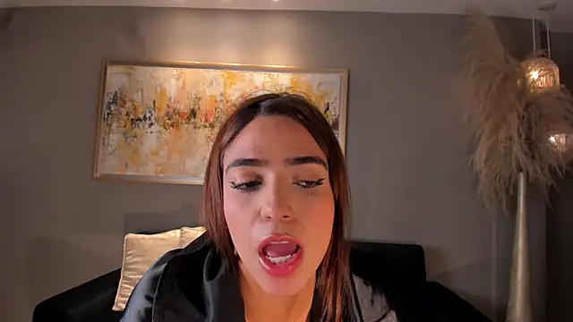 MariamRivera  online show from February 11, 2025, 9:42 am