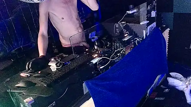 Snapshot of thingsbums chatting on April 4, 2026, 7:50 am thingsbums online show from April 4, 2026, 7:50 am