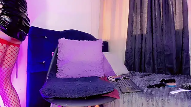 lesly xx online show from March 10, 2026, 7:08 pm