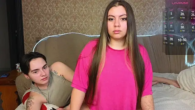 Snapshot of twobabesweet chatting on March 19, 2025, 4:03 am twobabesweet online show from March 19, 2025, 4:03 am