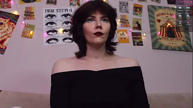 Snapshot of Luna_Blake chatting on April 4, 2026, 12:57 pm Luna Blake online show from April 4, 2026, 12:57 pm