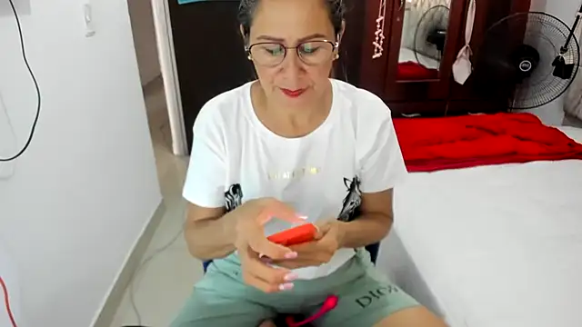 jademartin  online show from March 17, 2025, 8:40 pm