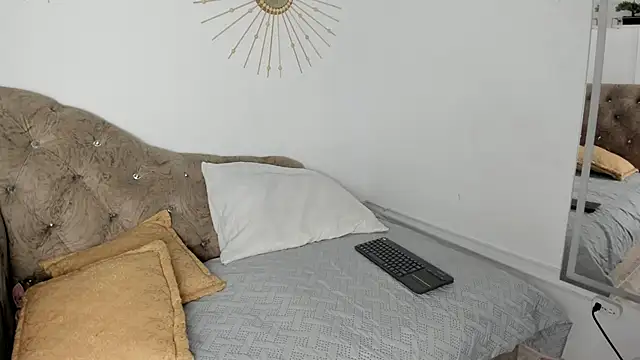 Snapshot of Naughty__Mom chatting on February 26, 2025, 9:32 am Naughty Mom online show from February 26, 2025, 9:32 am