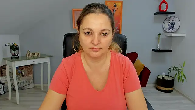 LollaGirl online show from January 10, 2025, 4:22 am