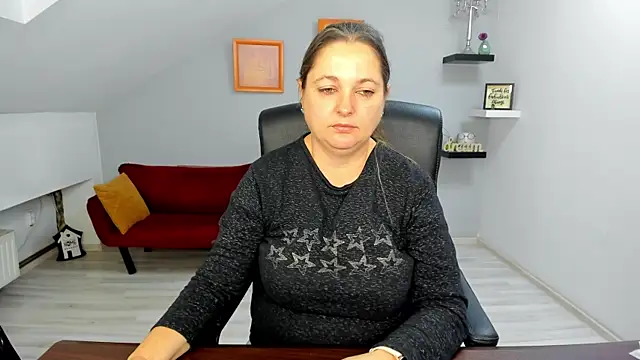 LollaGirl online show from December 15, 2025, 4:28 am