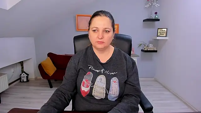 LollaGirl online show from February 27, 2026, 4:12 am