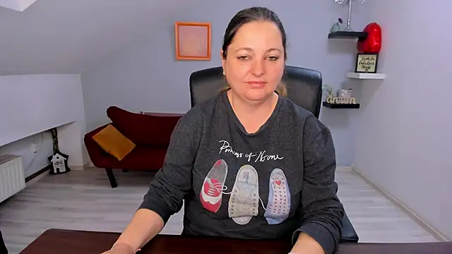 LollaGirl online show from March 16, 2026, 4:07 am