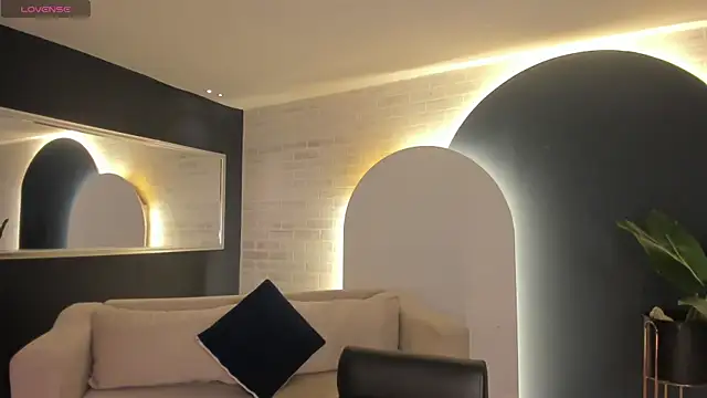 EveBensonX online show from April 3, 2026, 6:39 pm