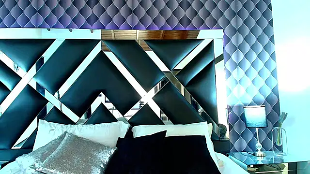 victoriaa lee  online show from February 7, 2025, 7:06 pm