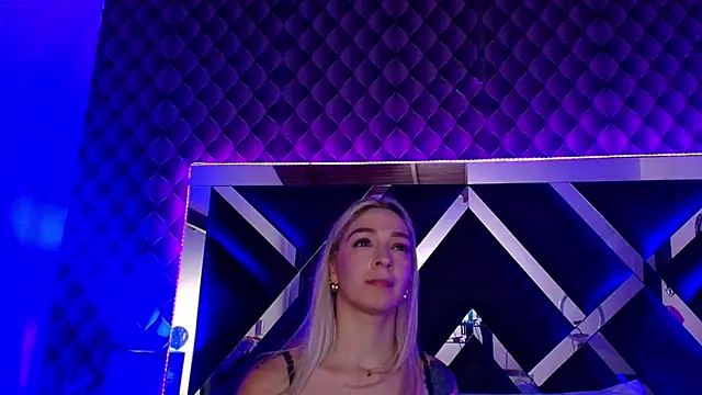 victoriaa lee  online show from October 4, 2025, 7:34 pm