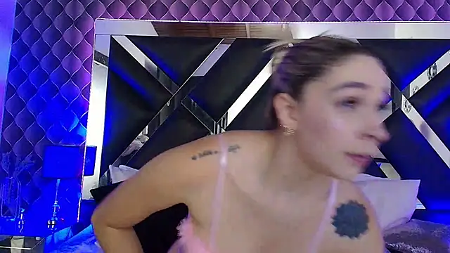 victoriaa lee  online show from November 15, 2025, 6:59 pm