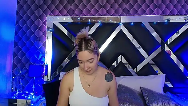 victoriaa lee  online show from April 9, 2026, 7:52 pm