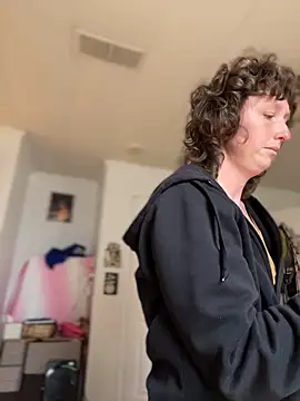 mossy kiss online show from March 8, 2026, 4:44 pm