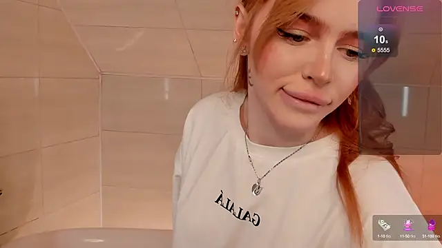 Snapshot of Phoenix_Margo chatting on October 3, 2025, 9:39 am Phoenix Margo online show from October 3, 2025, 9:39 am