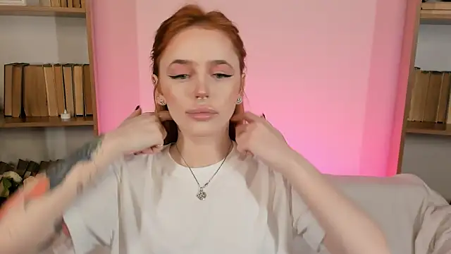 Snapshot of Phoenix_Margo chatting on December 2, 2025, 3:34 am Phoenix Margo online show from December 2, 2025, 3:34 am