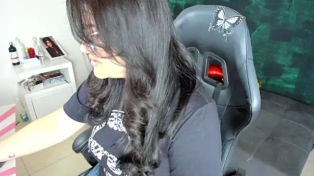 Snapshot of BellaFlaming chatting on January 14, 2025, 11:20 am BellaFlaming online show from January 14, 2025, 11:20 am