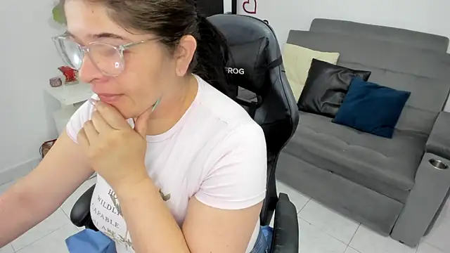 Snapshot of BellaFlaming chatting on February 17, 2025, 11:44 am BellaFlaming online show from February 17, 2025, 11:44 am