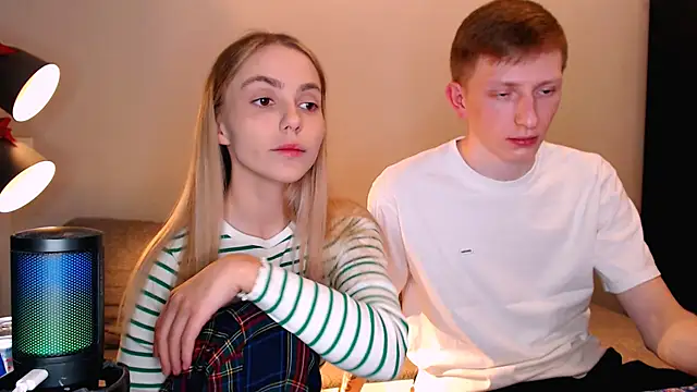 juliaanddima online show from November 22, 2025, 9:47 pm