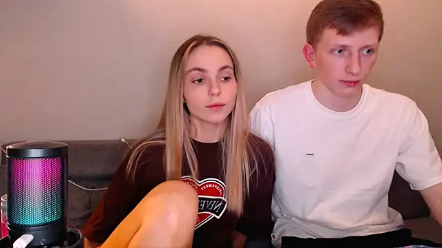 juliaanddima online show from December 4, 2025, 10:29 pm