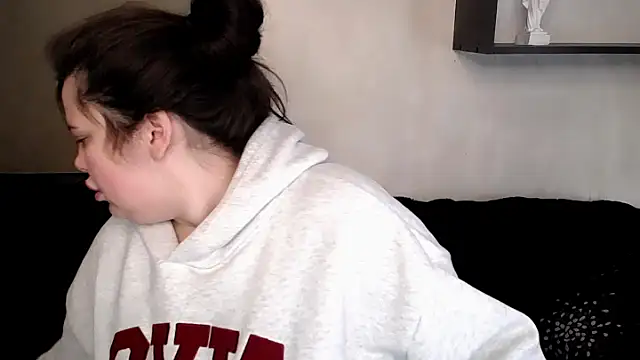 Emily Mo online show from October 28, 2025, 8:40 am