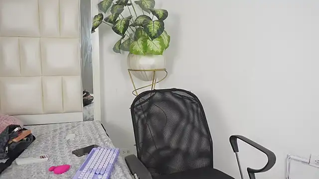 Anais aradia online show from September 26, 2025, 4:49 am