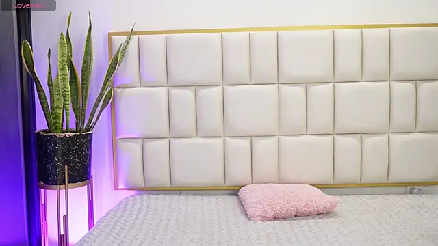 Anais aradia online show from December 20, 2025, 5:14 am