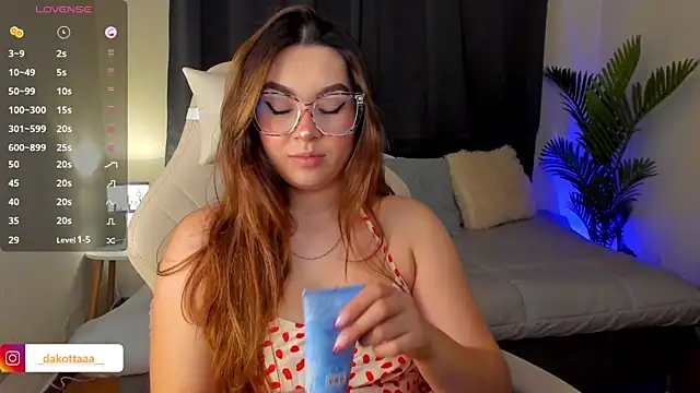 dakottaa  online show from October 25, 2025, 11:21 pm