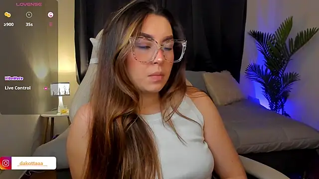 dakottaa  online show from November 19, 2025, 11:38 pm