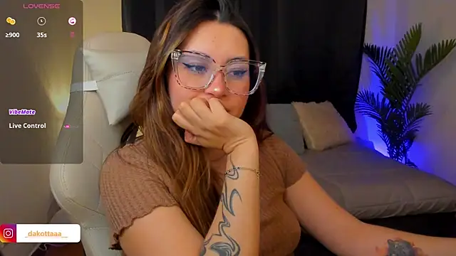 dakottaa  online show from November 29, 2025, 11:41 pm