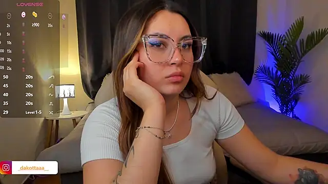 dakottaa  online show from December 1, 2025, 11:32 pm