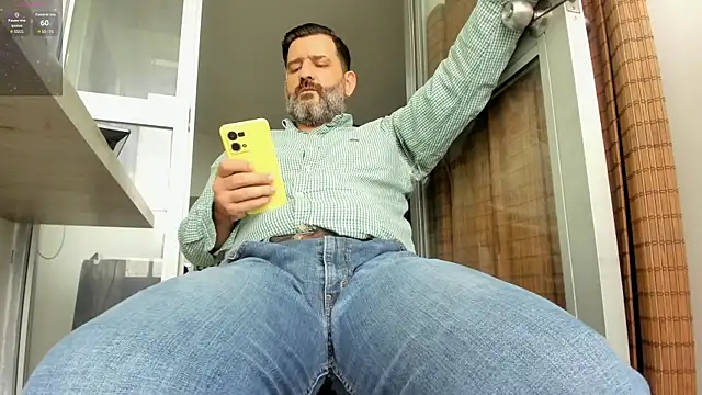 Snapshot of Maxi_TheBigDaddy chatting on May 2, 2026, 9:09 pm Maxi TheBigDaddy online show from May 2, 2026, 9:09 pm