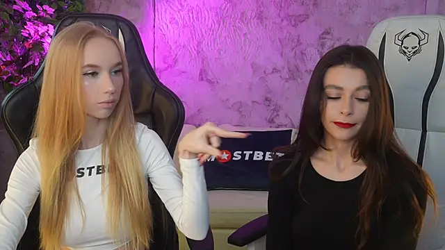 Snapshot of Amelia_Blaze chatting on December 24, 2024, 11:44 pm Amelia Blaze online show from December 24, 2024, 11:44 pm