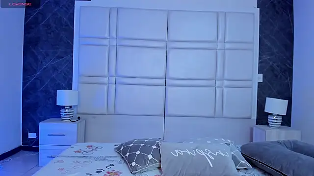 charlottewhitte online show from April 10, 2026, 12:10 pm