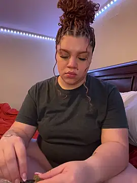 Snapshot of QueenNuttCollector chatting on March 19, 2025, 11:57 pm QueenNuttCollector online show from March 19, 2025, 11:57 pm