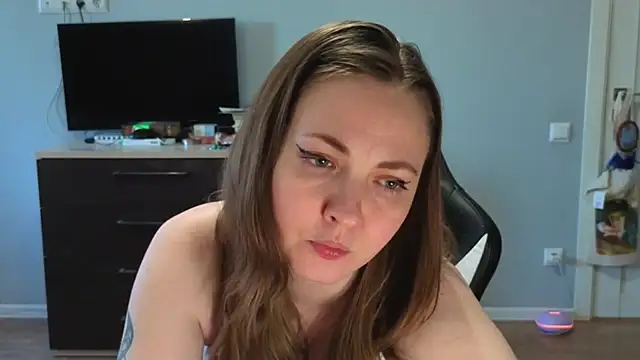 Snapshot of VioletLily chatting on August 3, 2026, 4:11 pm VioletLily online show from August 3, 2026, 4:11 pm