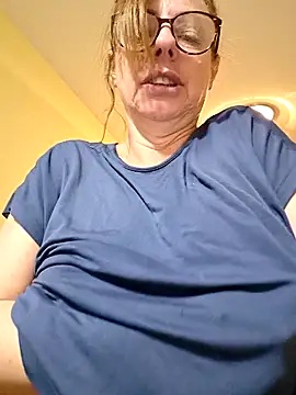 Snapshot of Susycachonda1 chatting on April 16, 2026, 5:52 am Susycachonda1 online show from April 16, 2026, 5:52 am