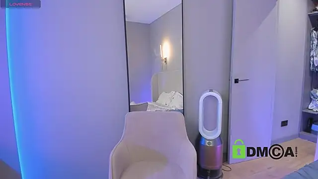 Wallflowerr online show from October 1, 2025, 6:25 pm