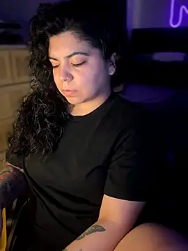 kimmiakiss22 online show from February 13, 2026, 8:05 pm