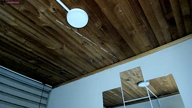 natasha logan  online show from September 23, 2025, 4:04 am