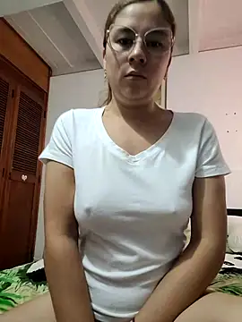 Snapshot of selena_gomez2 chatting on October 23, 2025, 1:43 pm selena gomez2 online show from October 23, 2025, 1:43 pm