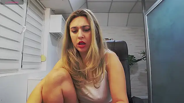 Snapshot of AvaBlue_ chatting on February 6, 2025, 7:13 am AvaBlue online show from February 6, 2025, 7:13 am