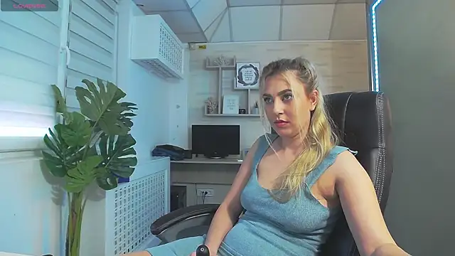 Snapshot of AvaBlue_ chatting on February 24, 2025, 9:00 am AvaBlue online show from February 24, 2025, 9:00 am