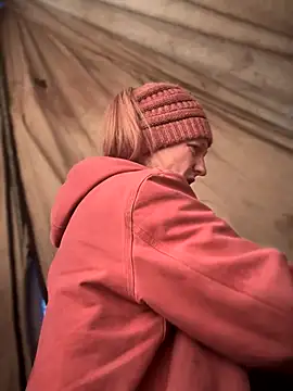 GoldenFlameGoddess online show from December 17, 2025, 4:35 pm