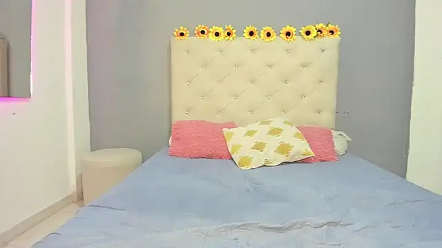 violetasimonz online show from March 18, 2025, 3:42 pm