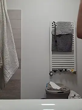 ToplessDragonxh online show from April 13, 2026, 9:42 pm