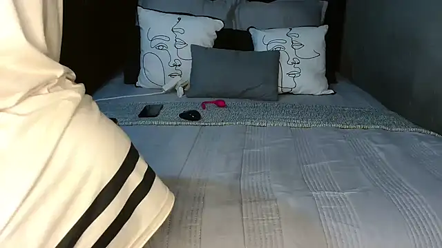 CURVEYDOLLXX online show from November 25, 2025, 8:36 am