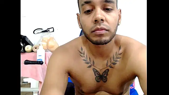 Snapshot of hugeeblackcock chatting on July 21, 2026, 7:05 pm hugeeblackcock online show from July 21, 2026, 7:05 pm