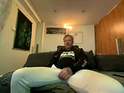 Snapshot of steveindahouse chatting on October 2, 2025, 2:46 pm steveindahouse online show from October 2, 2025, 2:46 pm