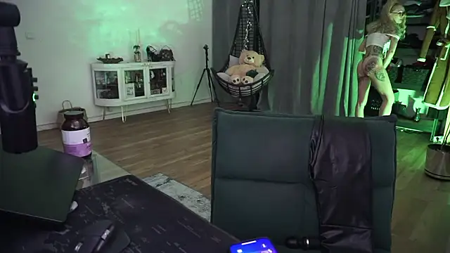 LaraPunkt online show from February 6, 2026, 9:01 am